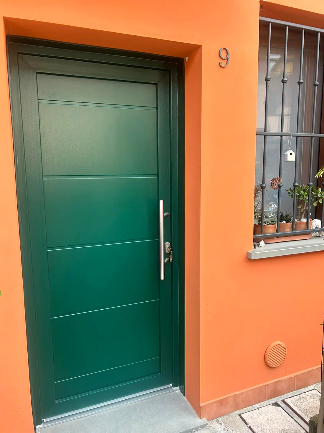 Portoncino d'ingresso verde con maniglione