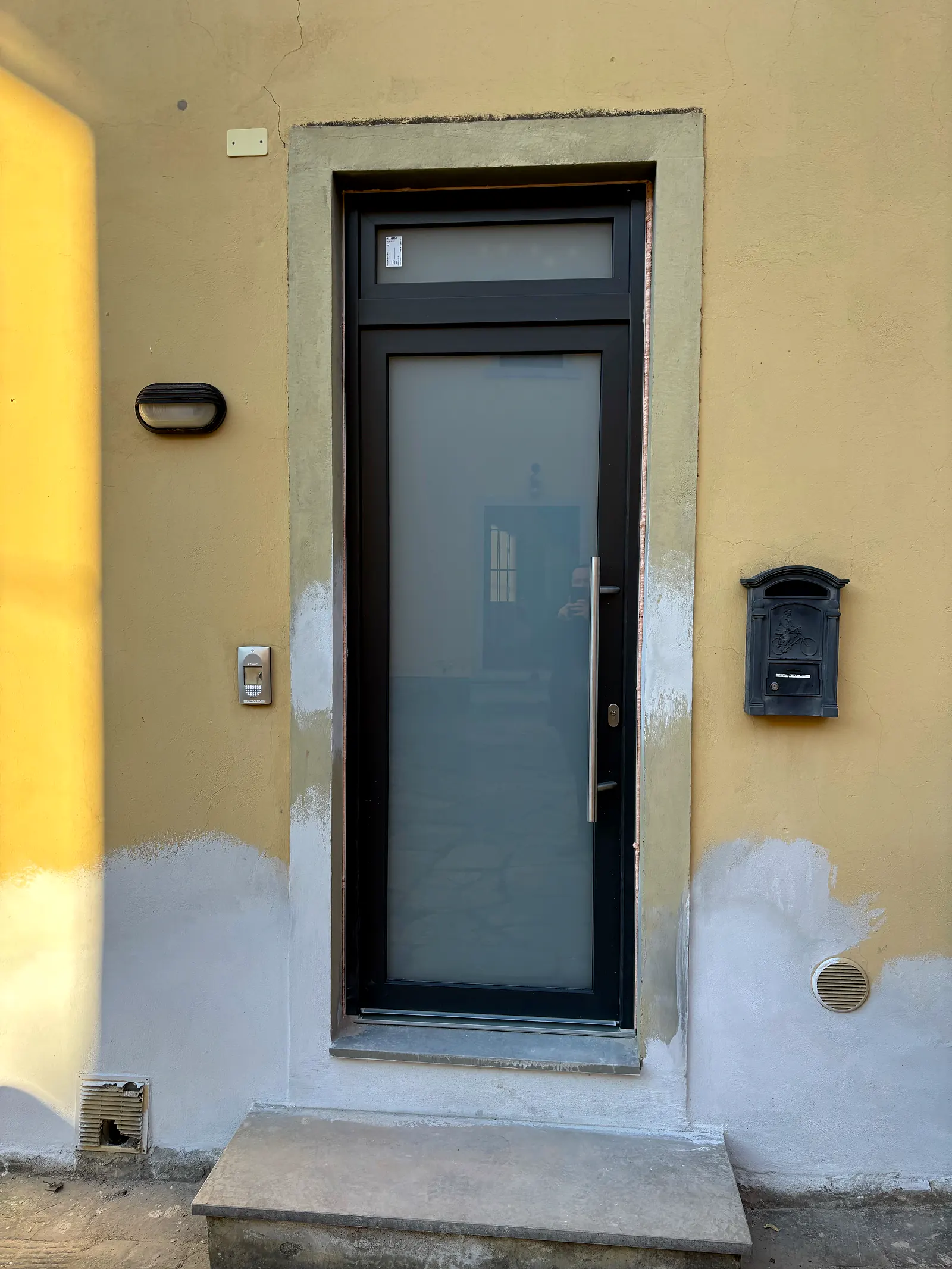 Portoncino antracite con vetro satinato e sopraluce